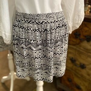 GB Black and White Geometric Patterned Skirt Size - M